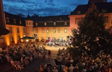 Das Jugendorchester im voll besetzten Schlosshof