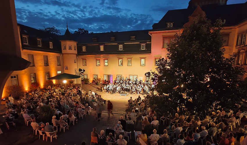 Das Jugendorchester im voll besetzten Schlosshof